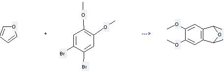 Benzol, 1,2-dibromo-4,5-dimethoxy- kann benutzt werden, um 1,4 dihydro-6,7-dimethoxy-1,4-epoxynaphthalene bei der Temperatur von -78°C zu produzieren